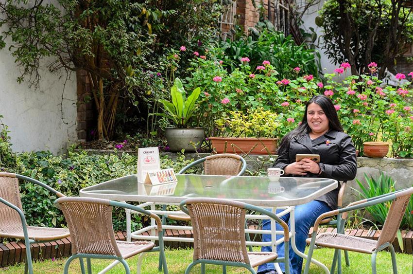 Hostal La Pinta Bogotá Exteriör bild