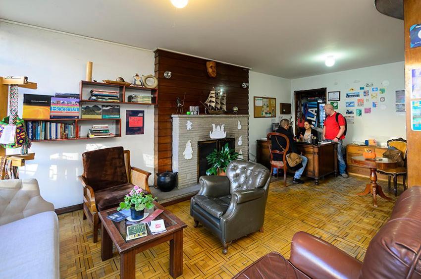 Hostal La Pinta Bogotá Exteriör bild