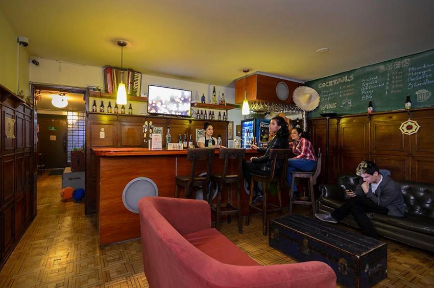 Hostal La Pinta Bogotá Exteriör bild