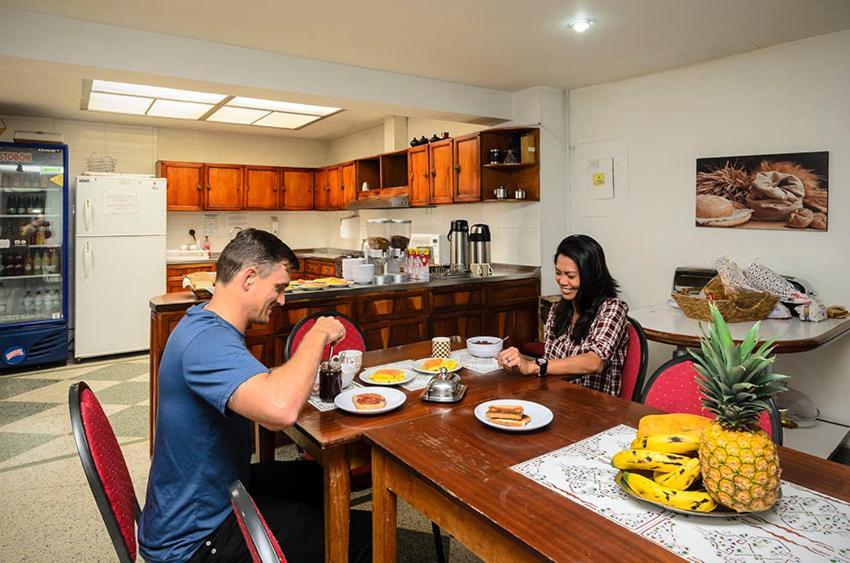 Hostal La Pinta Bogotá Exteriör bild